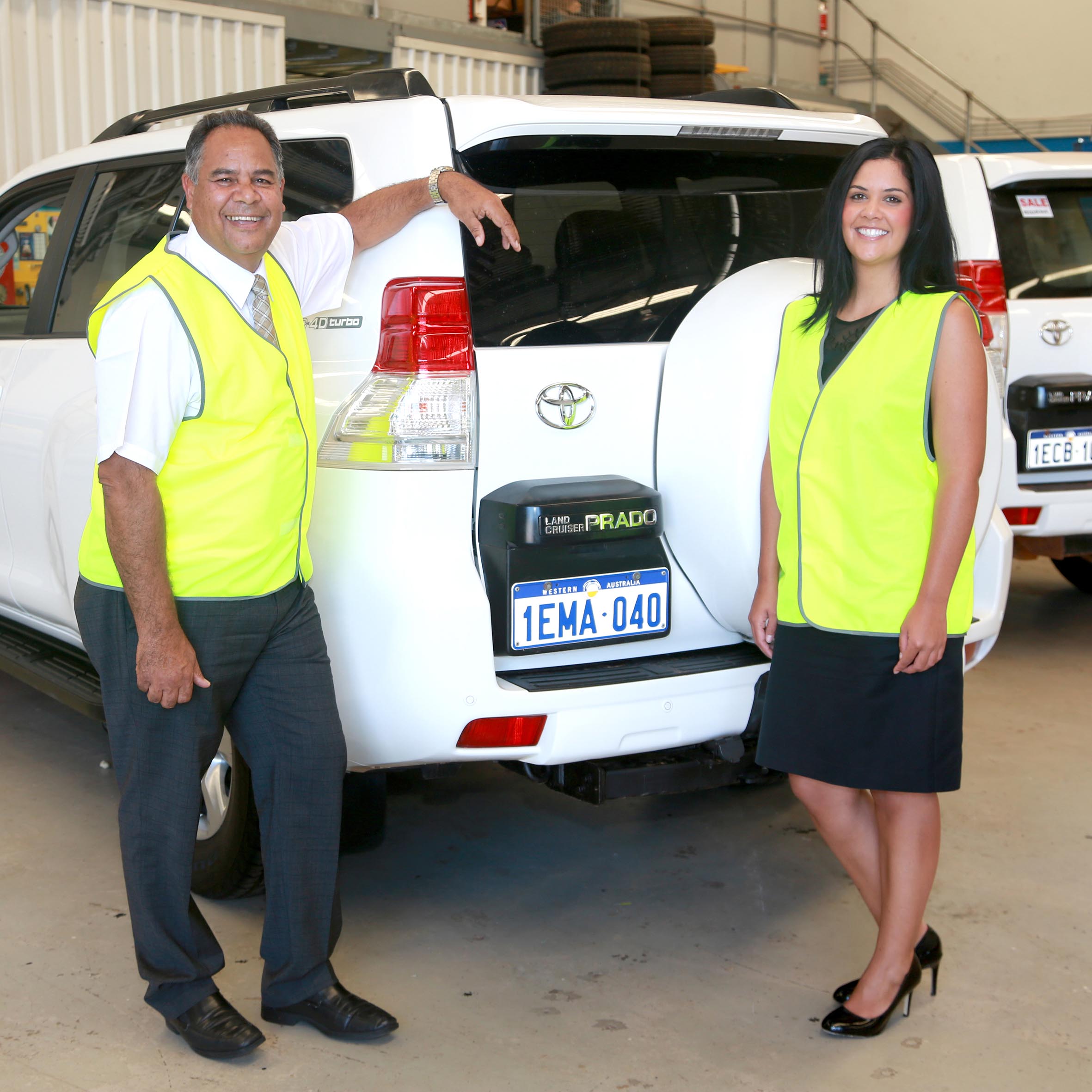 站立在汽车队附近的两个人