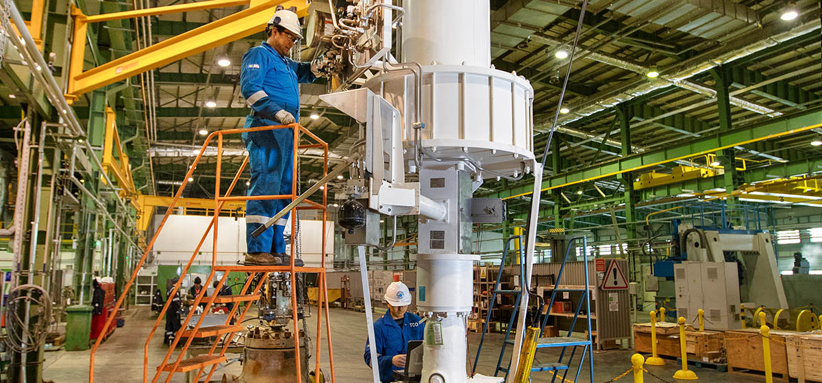 同事们正在为我们在哈萨克斯坦的合资企业tengizchevrolet准备新设备