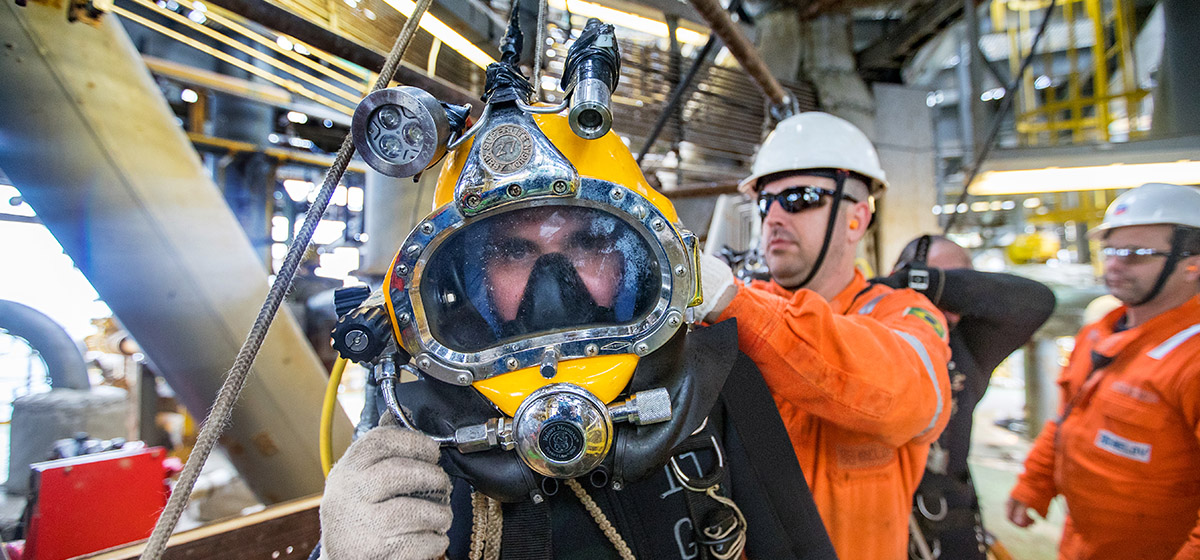 潜水员经常进行水下检查和我们的深海作业的维护。正如我们的业务，流程和人身安全的各个领域都考虑的首要问题。