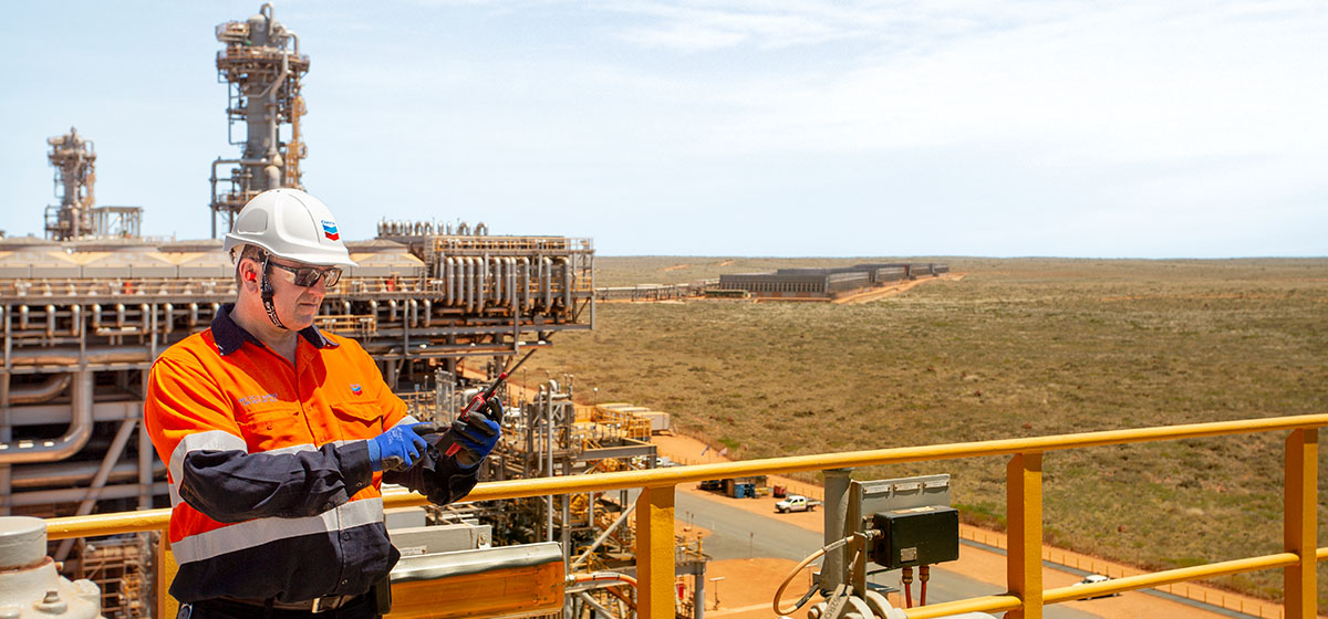 技术员在位于巴罗岛的雪佛龙公司操作的高庚天然气设施