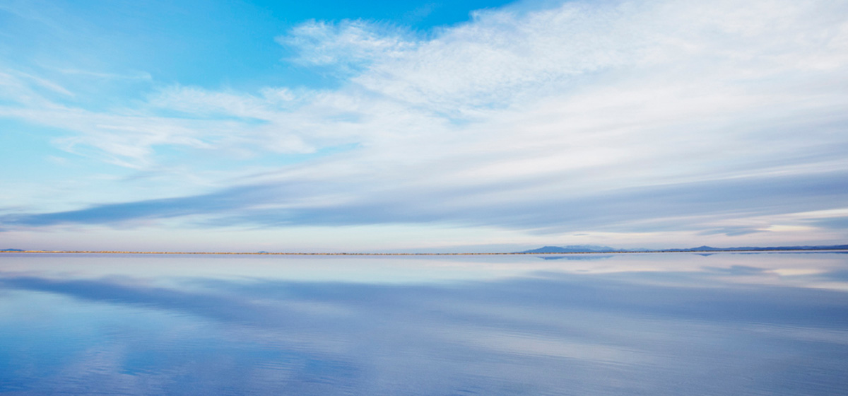 云彩的反射在湖的
