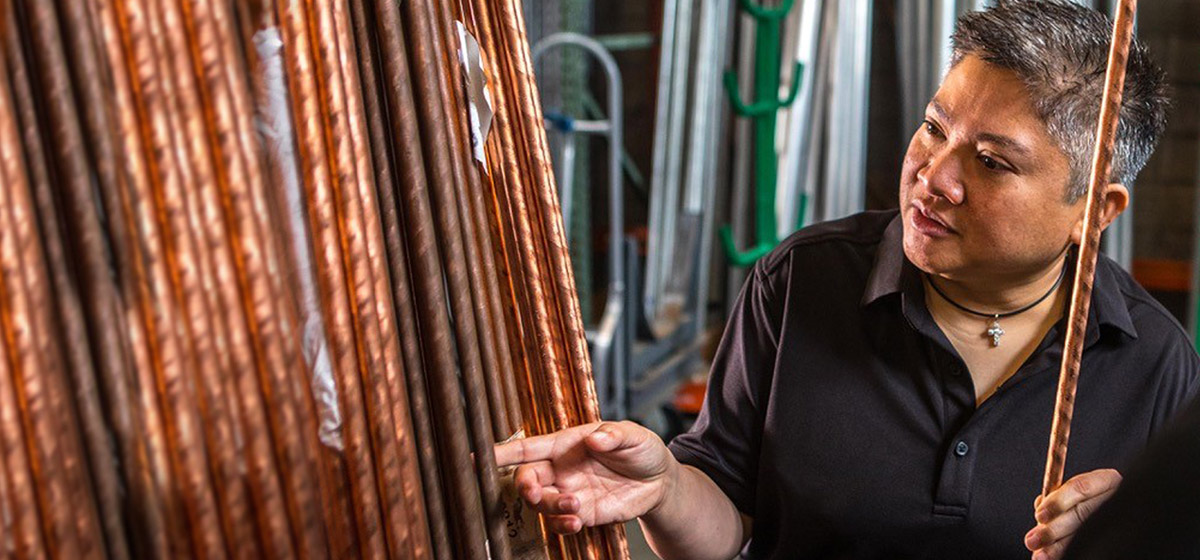 男人微笑，雪佛龙建设地方容量